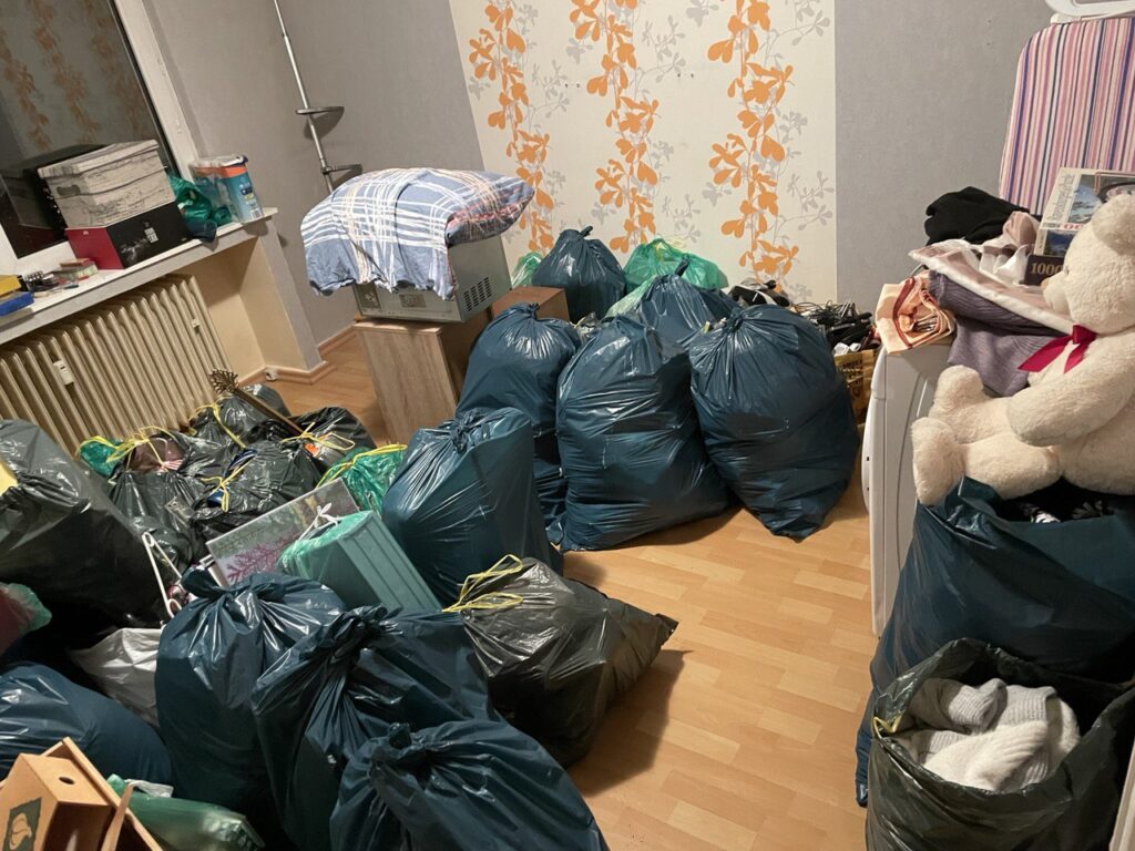Das Bild zeigt einen Stapel mit Müllsäcken nach der Entrümpelung