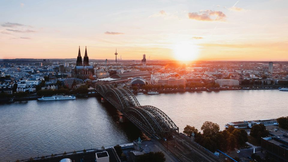 Das Bild zeigt die Skyline von Köln.